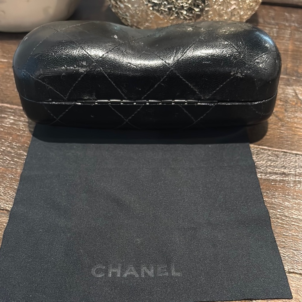 CHANEL Black Quilted Leather sunglasses case - Picture 5 of 6